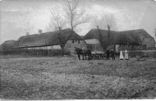 Voldkærgård. Niels,?, Hanne og Stina Jellesen